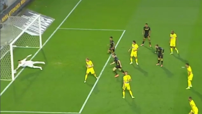 Άρης - ΑΕΚ 1-0: «Όχι» του Αθανασιάδη στον Μορόν, όμως VAR και διαιτητής έδειξαν... σέντρα!