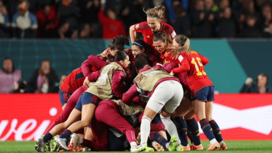 Ισπανία – Σουηδία 2-1: Με απίστευτο buzzer beater η «φούρια ρόχα» πάει στον πρώτο της τελικό!