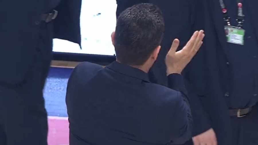 Απογοητευμένος ο Ιτούδης - Χειροκρότησε ειρωνικά τους παίκτες του! (video)