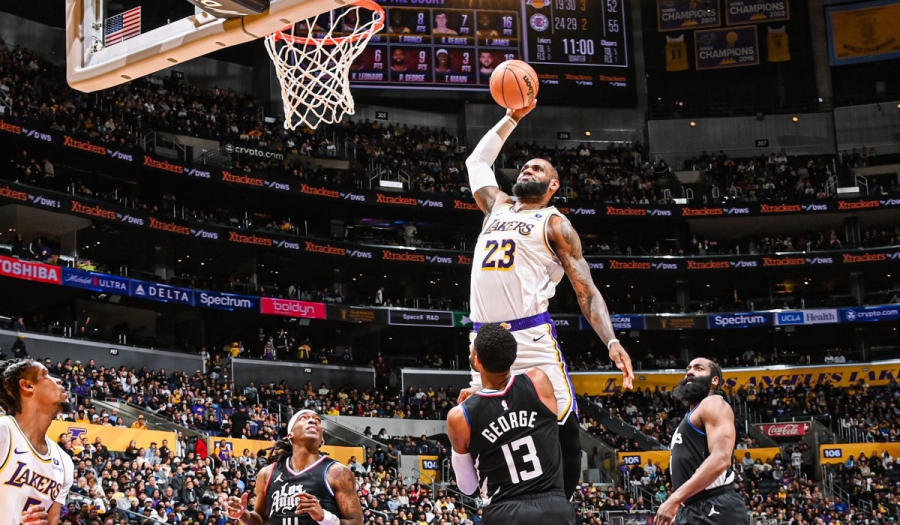 Είναι 39 ο ΛεΜπρόν; «Πέταξε» για το.... κάρφωμα της χρονιάς! (video)