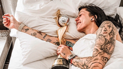 Η Τζένι Ερμόσο ποζάρει αλά… Μέσι με το τρόπαιο του Παγκοσμίου Κυπέλλου