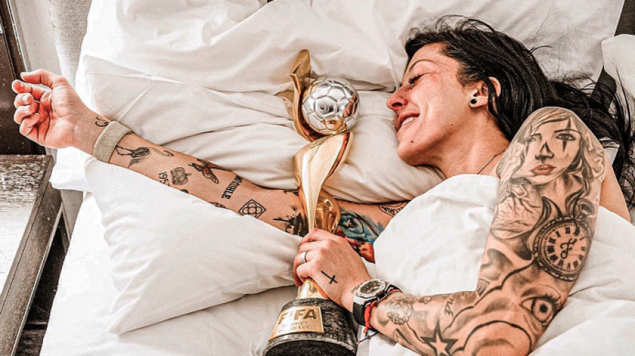 Η Τζένι Ερμόσο ποζάρει αλά… Μέσι με το τρόπαιο του Παγκοσμίου Κυπέλλου