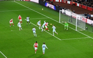 Πιάσε με, αν μπορείς: Ασταμάτητη Άρσεναλ, αήττητη πρωτοπόρος στο «κάστρο» του Λονδίνου, απολαμβάνει το κυνηγητό!