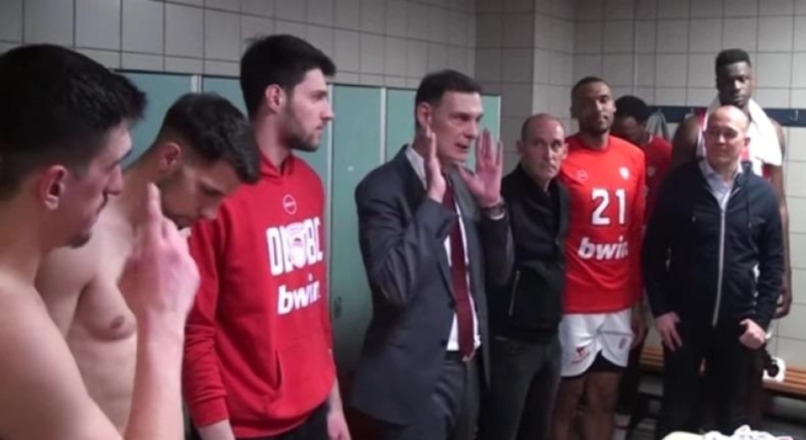 Η ομιλία του Γιώργου Μπαρτζώκα στα αποδυτήρια με τους Αγγελόπουλους παρόντες (video)