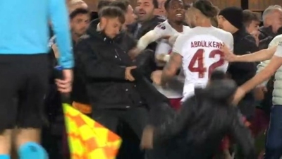 Σπάρτα Πράγας-Γαλατασαράι: Το σφύριγμα μετέτρεψε τον αγωνιστικό χώρο σε αρένα πάλης! (video)