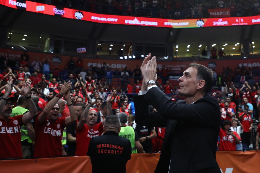 Standing ovation από τους οπαδούς του Ολυμπιακού στον Μπαρτζώκα (video)