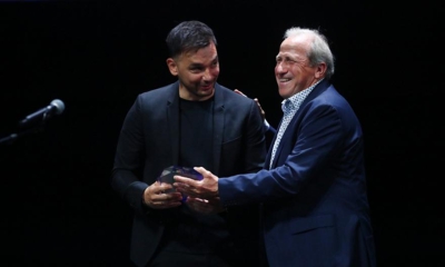 Τιμήθηκε ο Σωτήρης Νίνης στα βραβεία του ΠΣΑΠΠ - Από τον Βίκτορ Μουνιόθ!