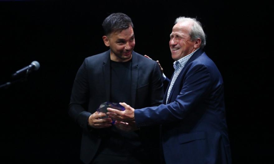 Τιμήθηκε ο Σωτήρης Νίνης στα βραβεία του ΠΣΑΠΠ - Από τον Βίκτορ Μουνιόθ!