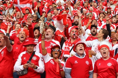 Αγγλία – Δανία: «Ζεσταίνονται» οι Δανοί φίλαθλοι πριν τον αγώνα (video)