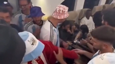 Μουντιάλ 2022: «Θεούληδες» Αργεντίνοι, νανούρισαν πιτσιρικά σε συρμό του μετρό στο Κατάρ! (video)