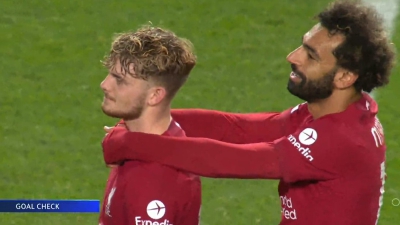 Η αγκαλιά του Σαλάχ στον Έλιοτ, όσο ο VAR ήλεγχε το πρώτο γκολ στην καριέρα του νεαρού στο Champions League! (video)