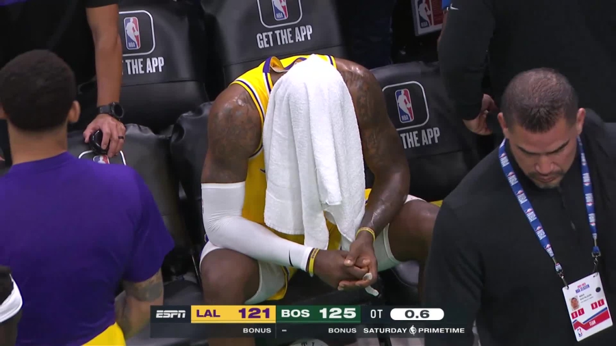 Σέλτικς - Λέικερς: Συντετριμμένος ο «βασιλιάς» που φώναζε για φάουλ - Πήρε κάμερα για να δείξει στο διαιτητή το σφάλμα του ο Μπέβερλι! (video)