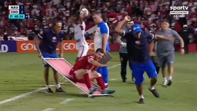 Τραυματιοφορέας για κλάματα: Έριξε τον παίκτη από το φορείο και εξαφανίστηκε! (video)