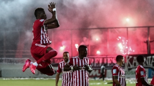 Ολυμπιακός: Χορεύοντας στη... βροχή!