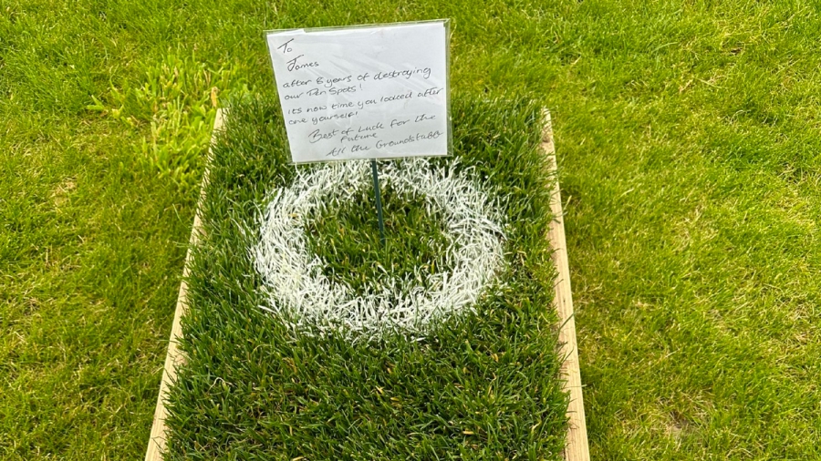 Λίβερπουλ: Έκαναν δώρο στον Μίλνερ το σημείο του πέναλτι από το γρασίδι του Άνφιλντ!