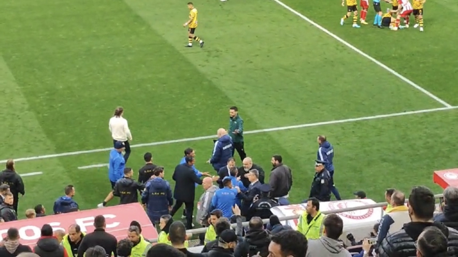 Ολυμπιακός - ΑΕΚ: Ένταση μπροστά από τον πάγκο της «Ένωσης» (video)