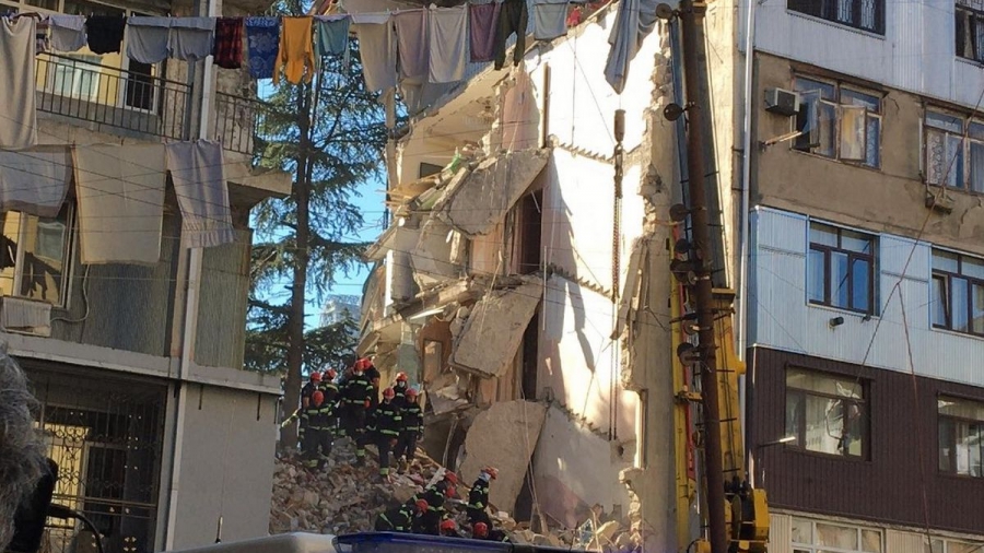 Γεωργία - Ελλάδα: Κατέρρευσε πολυκατοικία κοντά στο ξενοδοχείο της Εθνικής