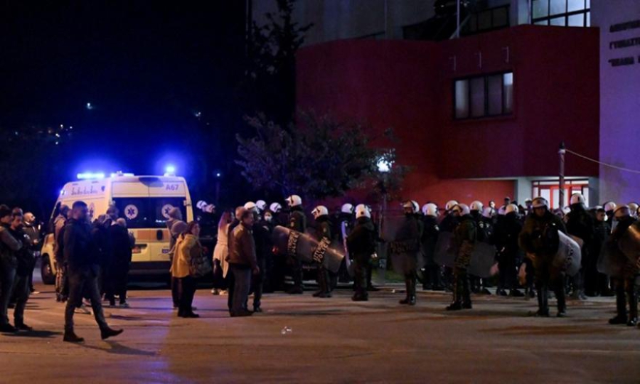 Η ΕΣΗΕΑ αποκάλυψε πως τραυματίστηκε δημοσιογράφος από άνδρα των ΜΑΤ, στα επεισόδια στον Ρέντη