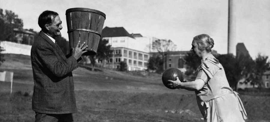 Από τα… ροδάκινα και την ποδοσφαιρική μπάλα, στο υπερθέαμα του NBA: Πώς πρωτοδημιουργήθηκε το άθλημα του μπάσκετ!