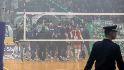 Παναθηναϊκός – Ολυμπιακός: Εκκένωση στο κλειστό του Αγίου Θωμά ζήτησε ο διαιτητής λόγω καπνογόνου