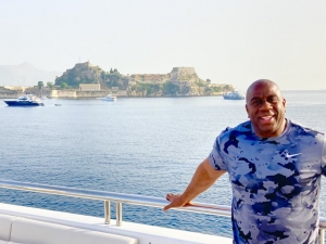 Μάτζικ Τζόνσον: Διακοπές στην Κέρκυρα! (video)