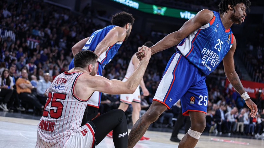 Όλα όσα έγιναν στο Εφές - Ολυμπιακός: Από την... παράσταση του Πίτερς, έως τον «καυτό» Λάρκιν! (video)