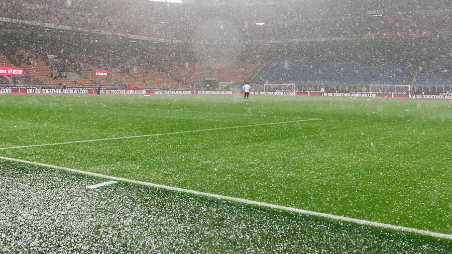 Μίλαν - Βερόνα: Καθυστέρηση στο ματς λόγω κακοκαιρίας! (video)