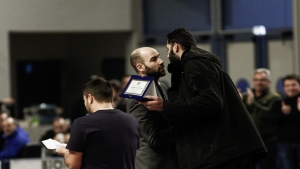 Καρδίτσα - Περιστέρι: Ο Μπουρούσης βράβευσε τον Βασίλη Σπανούλη στο ημίχρονο! (video)