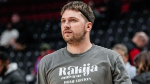 Προθέρμανση με μπλούζα για… ρακί; Αυτά μόνο ο Λούκα Ντόντσιτς! (video)