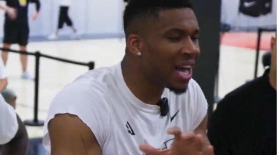 Σε ρόλο... μέντορα ο Giannis, μοιράζει συμβουλές για το μπάσκετ! (video)