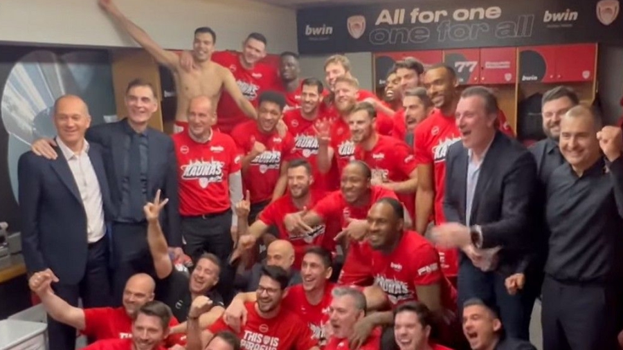 Πάρτι στα αποδυτήρια του Ολυμπιακού και «πάμε να το πάρουμε» από τον Παναγιώτη Αγγελόπουλο! (video)