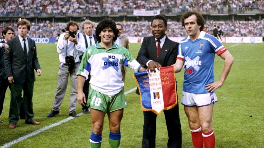 Ο Μαραντόνα βρέθηκε στη Λωρραίνη για να πει… όχι στα ναρκωτικά, δίπλα στον Πελέ και τον Πλατινί!