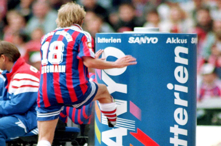 Γιούργκεν Κλίνσμαν: Η κλωτσιά στον διαφημιστικό κάδο, σαν να ήταν το πρόσωπο του Τραπατόνι...