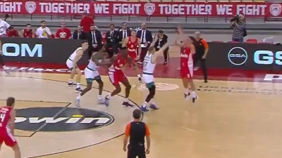 Το φοβερό «buzzer beater» τρίποντο του Λαρεντζάκη πριν από το ημίχρονο (video)