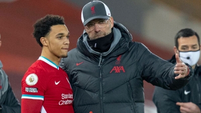 Αιχμές Κλοπ κατά του Σάουθγκεϊτ: «Γιατί να χρησιμοποιήσεις τον καλύτερο δεξιό μπακ στον κόσμο ως χαφ;»