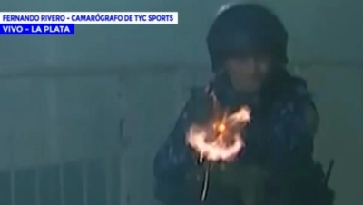 Χιμνάσια - Μπόκα: Η σοκαριστική στιγμή με τον καμεραμάν να πυροβολείται εν ψυχρώ από αστυνομικό! (video)