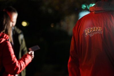 Χριστουγεννιάτικα κλικ κάτω από το κατακόκκινο δέντρο του ΣΚΡΑΤΣ στο Γαλάτσι – Εορταστικό χρώμα στην πλατεία Μανδηλαρά