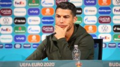 Euro 2020: Η UEFA θα επιβάλει πρόστιμα στις ομάδες αν οι παίχτες μετακινήσουν ξανά τα ποτά στις συνεντεύξεις τύπου!