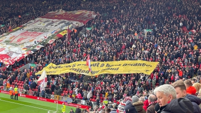 Πανό των οπαδών της Λίβερπουλ στο Kop, υπέρ απολυμένων ναυτεργατών