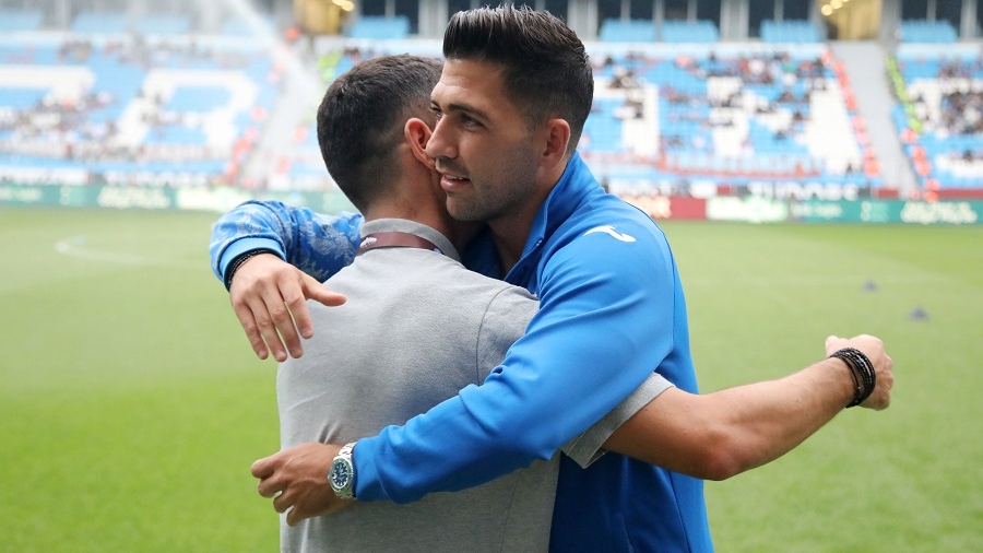 Θερμοί χαιρετισμοί Μπακασέτα και ΑΕΚ