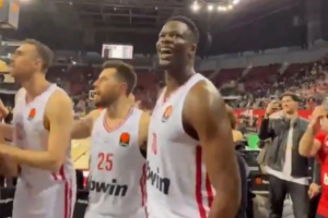 Όλοι για πέντε και οι πέντε για όλους: Η φωτογραφία της καλημέρας του Ολυμπιακού - «Σαν ένα» παίκτες και κόσμος στη... Σόφια Ειρήνης και Φιλίας! (video)