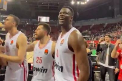 Όλοι για πέντε και οι πέντε για όλους: Η φωτογραφία της καλημέρας του Ολυμπιακού - «Σαν ένα» παίκτες και κόσμος στη... Σόφια Ειρήνης και Φιλίας! (video)