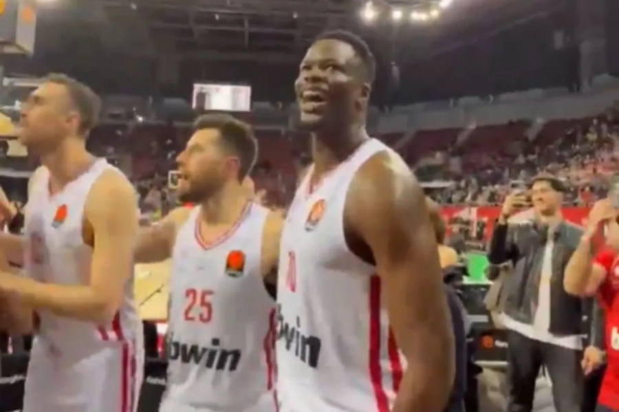 Όλοι για πέντε και οι πέντε για όλους: Η φωτογραφία της καλημέρας του Ολυμπιακού - «Σαν ένα» παίκτες και κόσμος στη... Σόφια Ειρήνης και Φιλίας! (video)