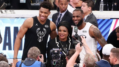 Αντετοκούνμπο: Έλληνες πολίτες η Βερόνικα και ο Άλεξ