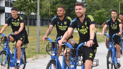 Οι παίκτες της Άρσεναλ αφήνουν για λίγο τη μπάλα και… ρολάρουν στα ποδήλατά τους!