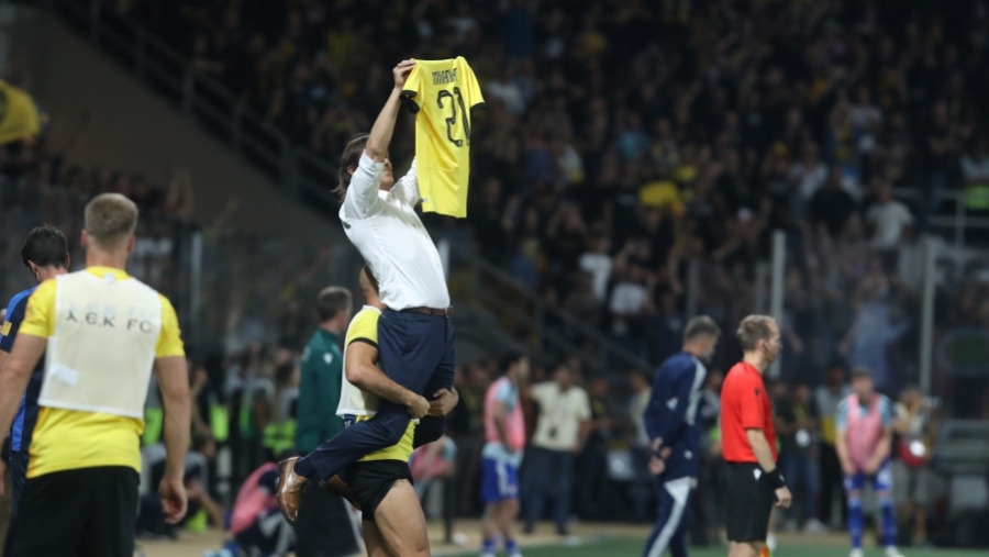 Το στιγμιότυπο της βραδιάς - Ο Αλμείδα σήκωσε φανέλα του Μιχάλη στον... ουρανό της OPAP Arena! (video)