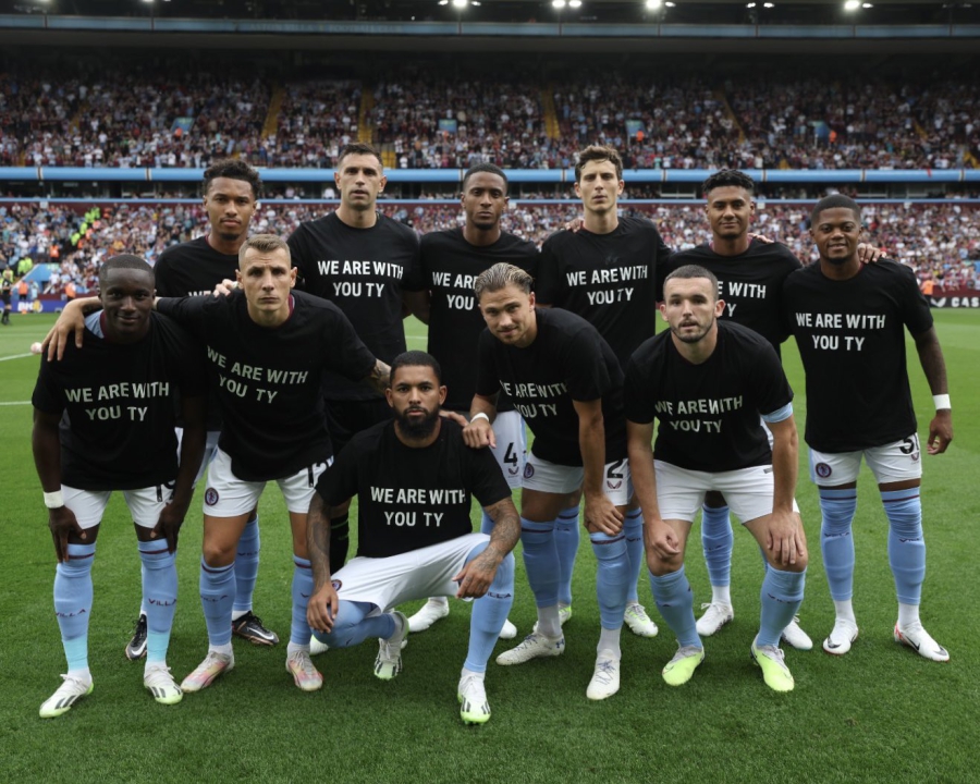 «Για τον Μινγκς»: Υπέροχη Άστον Βίλα, φόρεσαν όλοι φανέλα για τον… άτυχο της πρεμιέρας!