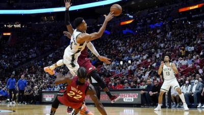 Μαϊάμι Χιτ - Μπακς 137-95: «Προσγείωσαν» τους πρωταθλητές! (video)