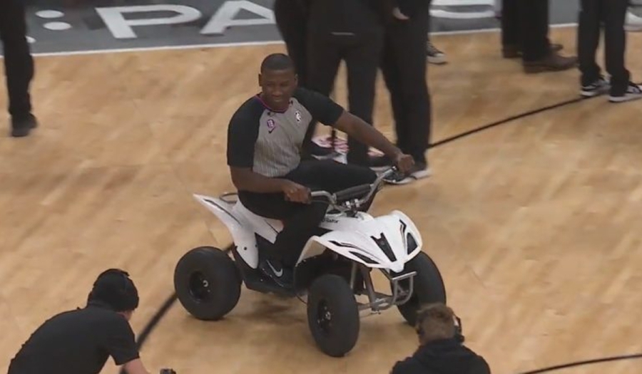 NBA: Σόου με τον διαιτητή του Μπακς - Τζαζ που «μπούκαρε» στο παρκέ με γουρούνα! (video)