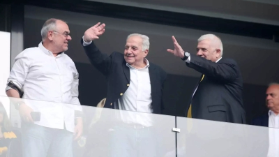 Ο Μελισσανίδης κοιτά τους πανηγυρισμούς γεμάτος… περηφάνια για την ΑΕΚ του! (video)